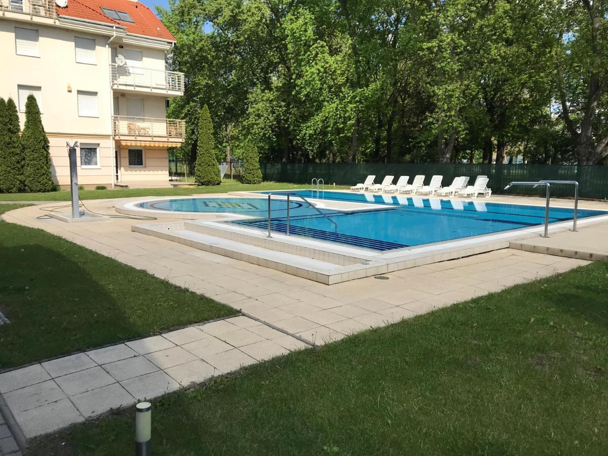 Sportapartman Hajduszoboszlo Bagian luar foto