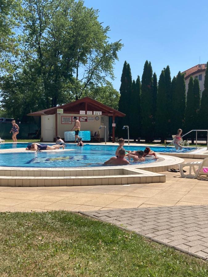 Sportapartman Hajduszoboszlo Bagian luar foto